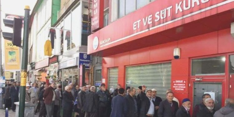 CHP’li Öztunç’tan Bakan Yumaklı’ya: Et ve Süt Kurumu mağazaları, ‘kuyruklar rahatsız ediyor’ diye mi kapatıldı?