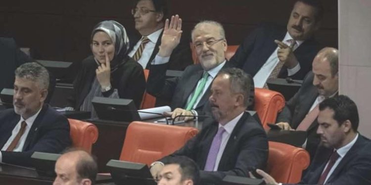 ‘Çiçeği burnunda’ AKP’li Hulki Cevizoğlu: ‘Başka mahalleden geldiğim fikrine katılmıyorum’