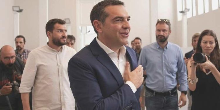 Çipras, partisinin liderliğinden Nazım Hikmet’in dizesiyle istifa etti