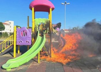 Çorlu’da çocuk parkındaki oyun aletleri yakıldı!