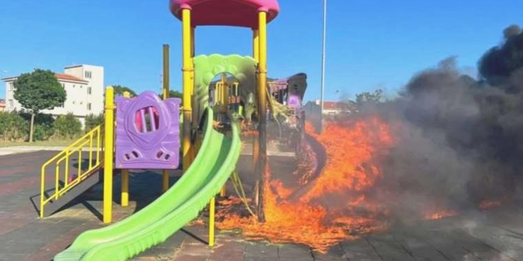 Çorlu’da çocuk parkındaki oyun aletleri yakıldı!