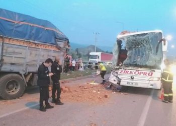 Çorum’da feci kaza… Yolcu otobüsü kamyona çarptı: 1 meyyit, 9 yaralı