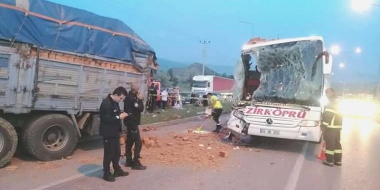 Çorum’da feci kaza… Yolcu otobüsü kamyona çarptı: 1 meyyit, 9 yaralı