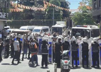 Cumartesi Anneleri’ne polis pürüzü: Karşıt kelepçeyle gözaltına alındılar