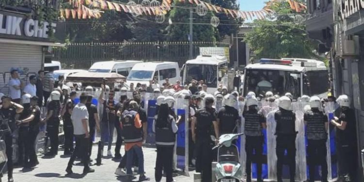 Cumartesi Anneleri’ne polis pürüzü: Karşıt kelepçeyle gözaltına alındılar