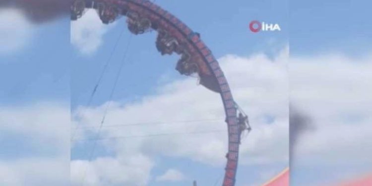 Cümbüş treni arızalanınca baş aşağı mahsur kaldılar