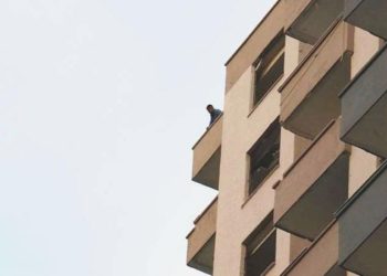 Cüzdanı çalınan yurttaş ağır hasarlı binanın çatısına çıkarak intihara kalkıştı!