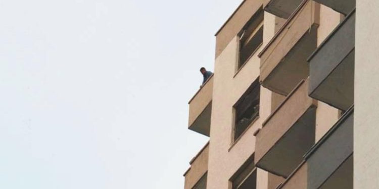 Cüzdanı çalınan yurttaş ağır hasarlı binanın çatısına çıkarak intihara kalkıştı!