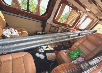 Dehşete düşüren kaza: Minibüsün içinden bariyer geçti!