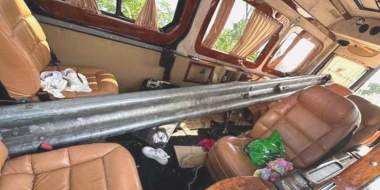 Dehşete düşüren kaza: Minibüsün içinden bariyer geçti!