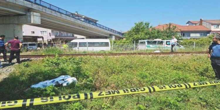 Demir yolundan karşıya geçmek isteyen bayana yük treni çarptı