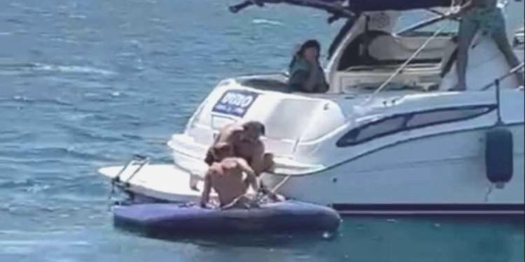 Deniz yatağında uyuyakaldı: 4 mil açıkta bulundu!