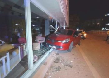 Direksiyonda sızdı, arabasıyla dükkana daldı