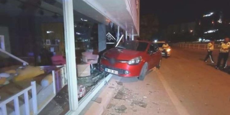 Direksiyonda sızdı, arabasıyla dükkana daldı