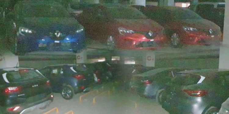 Diyarbakır Havalimanının otoparkında bulundu! Onlarca sıfır araç…