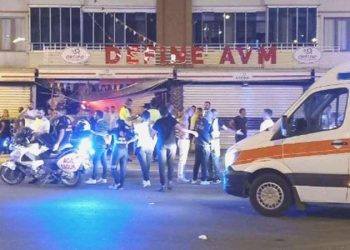 Diyarbakır’da araba, çarptığı hafif ticari araç ile AVM’ye daldı: 1 meyyit, 7 yaralı