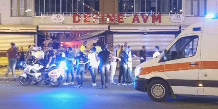 Diyarbakır’da araba, çarptığı hafif ticari araç ile AVM’ye daldı: 1 meyyit, 7 yaralı