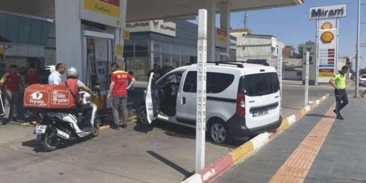 Diyarbakır’da araba petrol istasyonuna daldı: 1’i çocuk 5 yaralı