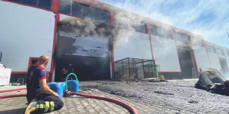 Diyarbakır’da besin imalathanesinde yangın! Tam 10 milyon liralık ziyan oluştu…