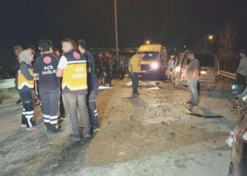 Düzce’de feci kaza… İçerisinde 11 kişinin bulunduğu hafif ticari araç ile araba çarpıştı: 2 meyyit, 11 yaralı