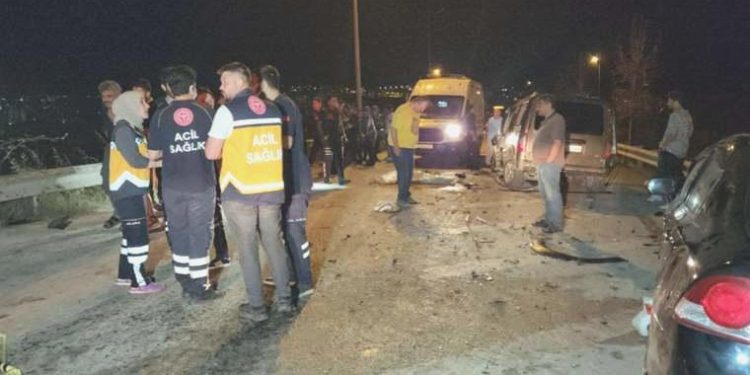 Düzce’de feci kaza… İçerisinde 11 kişinin bulunduğu hafif ticari araç ile araba çarpıştı: 2 meyyit, 11 yaralı
