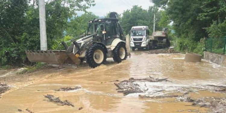 Düzce’de sağanak tesirini gösterdi: Su taşkınları meydana geldi
