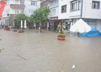Düzce’yi sağanak vurdu: Yollar su altında kaldı!