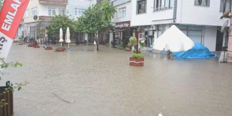 Düzce’yi sağanak vurdu: Yollar su altında kaldı!