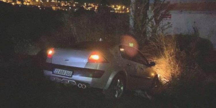 Edirne’de faciadan dönüldü: Virajı alamayan araba duvara çarparak durabildi