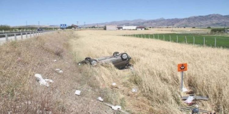 Elazığ’da araba şarampole uçtu: 6 kişi yaralandı!