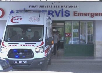 Elazığ’da yük treni personellere çarptı: 2 kişinin durumu ağır