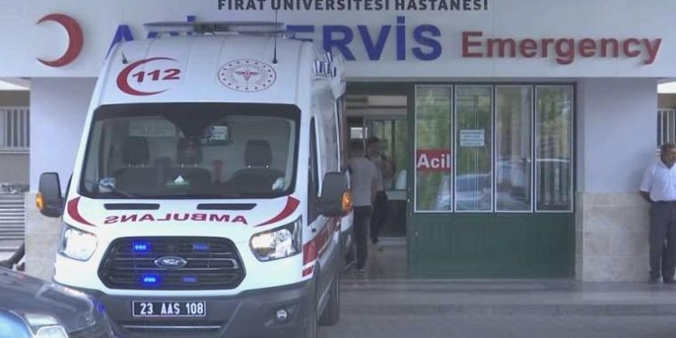 Elazığ’da yük treni personellere çarptı: 2 kişinin durumu ağır