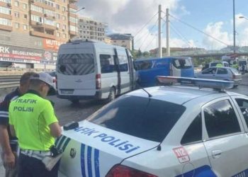 Emekçi servisi ile kargo midibüsü çarpıştı: 4 yaralı