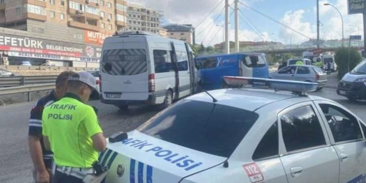 Emekçi servisi ile kargo midibüsü çarpıştı: 4 yaralı