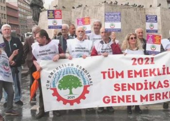 Emekliler Ankara’da aksiyon yaptı: ‘Derhal seyyanen ek artırım yapılmalı’