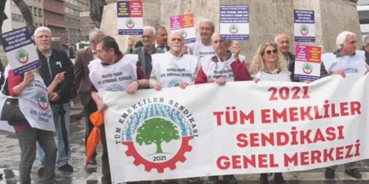 Emekliler Ankara’da aksiyon yaptı: ‘Derhal seyyanen ek artırım yapılmalı’