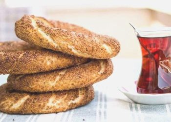 Emekliler bayrama çay ve simitle girdi