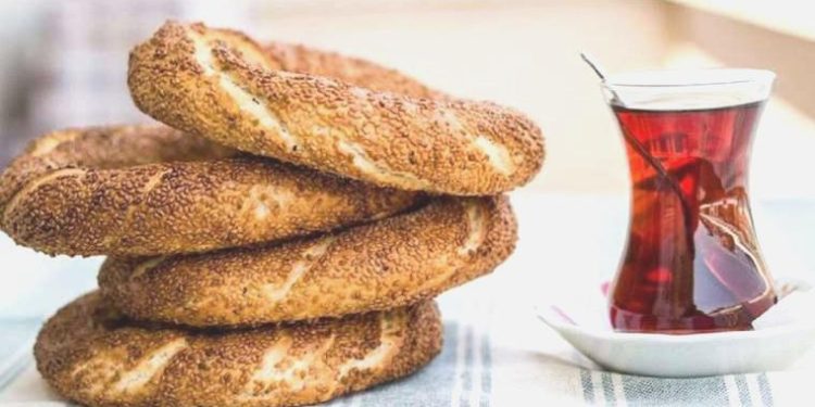 Emekliler bayrama çay ve simitle girdi