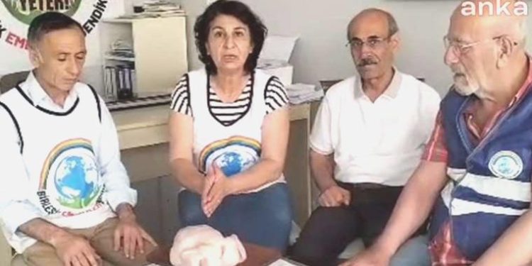 Emeklilerden değişik protesto: Kurban Bayramı için ‘sembolik tavuk’ kestiler