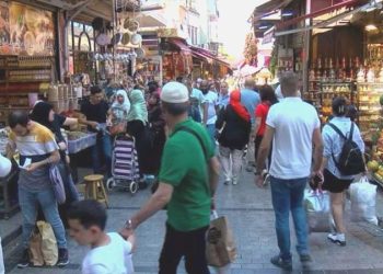 Eminönü’nde bayram alışverişi yoğunluğu: Yurttaş yüksek fiyattan şikayetçi