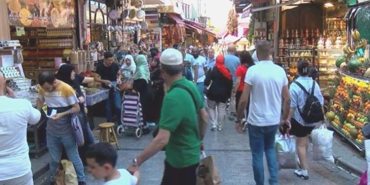Eminönü’nde bayram alışverişi yoğunluğu: Yurttaş yüksek fiyattan şikayetçi
