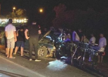 Erdek’te iki araba baş başa çarpıştı: 1 meyyit, 2 yaralı