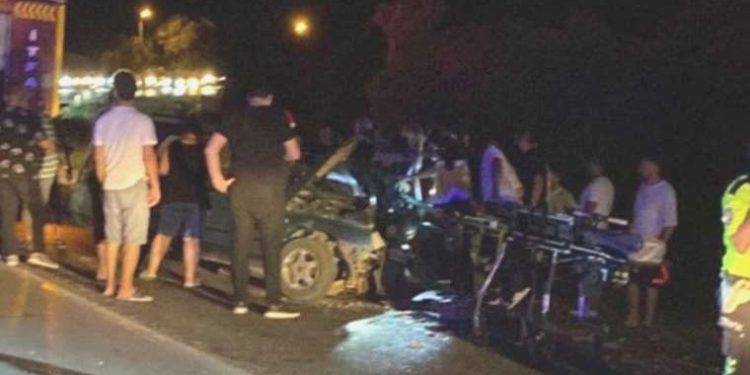 Erdek’te iki araba baş başa çarpıştı: 1 meyyit, 2 yaralı