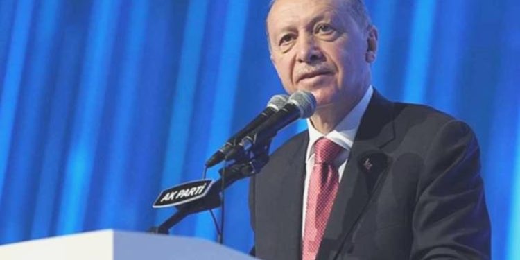 Erdoğan mahallî seçimler için ‘kapı kapı dolaşın’ talimatı verdi: Büyükşehirleri istiyor