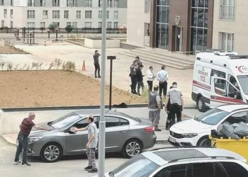 Esenyurt’ta 23. kattan atlayan şahıs komşusunun üzerine düştü!