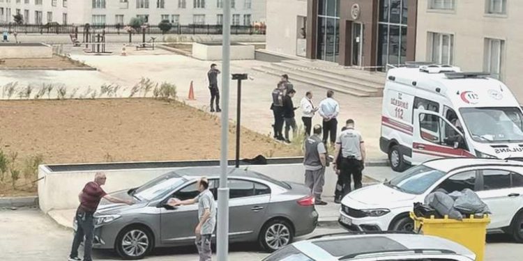 Esenyurt’ta 23. kattan atlayan şahıs komşusunun üzerine düştü!