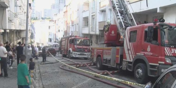 Esenyurt’ta yangın paniği: Alevler beş binanın çatısına sıçradı