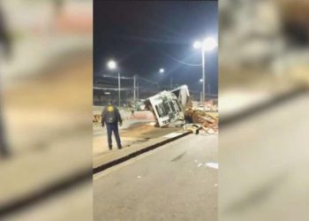 Esrar yüklü kamyonet başbakanlık karakolu önünde devrildi