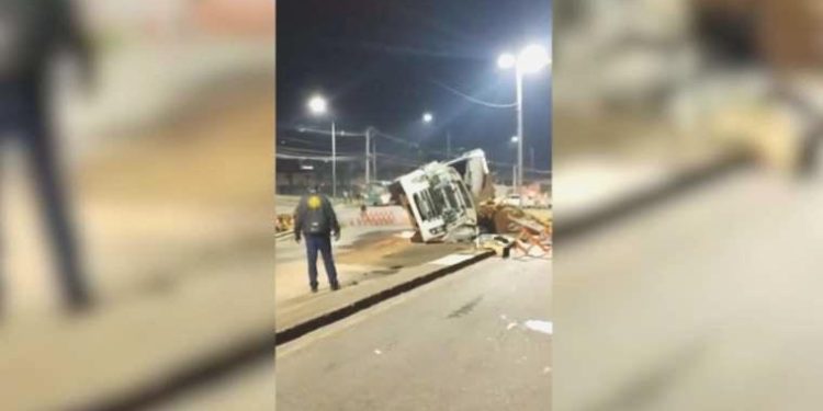 Esrar yüklü kamyonet başbakanlık karakolu önünde devrildi