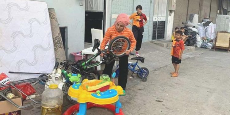 Eşyalarını sokağa attı: Konut sahibi konutu diğerine kiraya verdi!